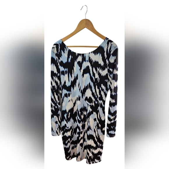 Jennifer Lopez - Low Back Bodycon Abstract Patterned Midi Dress - Picture 2 of 7